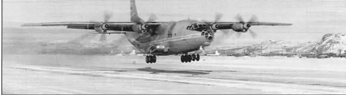 Поисковоспасательный самолет Ан12ПС взлетает с аэродрома Североморска - фото 70