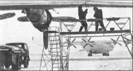 При солидных размерах Ан12 техобслуживание требовало специальных стремянок и - фото 73