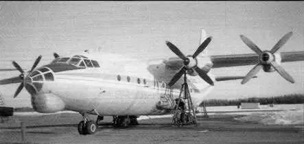 Подготовка к замене колеса на Ан 12БК Эта рядовая на большинстве машин - фото 74