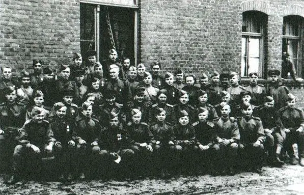 Бойцы комдива Б А Владимирова Германия 22 мая 1945 года По лесам Латвии - фото 14