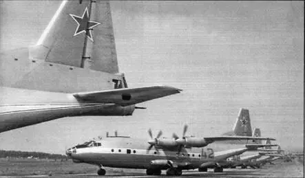 Ан 12БП из состава витебской авиадивизии перед вылетом Советские Ан 12Б на - фото 62