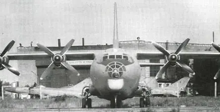 Запечатленный на одном из дальневосточных аэродромов Ан 12БК сопровождал - фото 68
