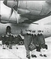 Курсантыштурманы у летающего класса учебного самолета Ан 12БШ - фото 71