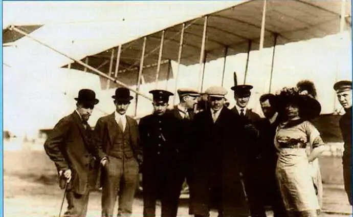 Группа участников Первой авиационной недели Первый слева АС Кудашев рядом с - фото 4