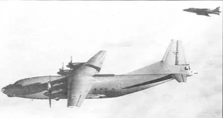 Разведывательный Ан12 выполняет полет в сопровождении британского Си - фото 41