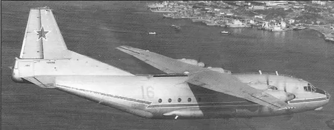 Спасательный Ан12ПС в полете над гаванью Североморска Десантируемый катер был - фото 49