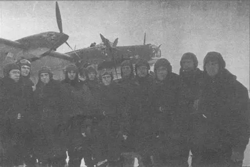 Экипаж полковника АДАлексеева на аэродроме Монино 13 ноября 1941 г 22 июня - фото 61
