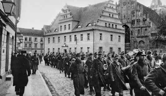 Колонна немецких пленных на улицах Зоммерфельда На правом фланге 1го - фото 25