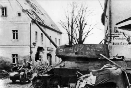Танк Т3485 подбитый на улице Лаубана Март 1945 г Этот танк с выщербленным - фото 27