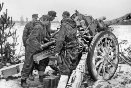 Огонь ведет 105мм легкая полевая гаубица 4й дивизии СС Полицай Восточная - фото 34