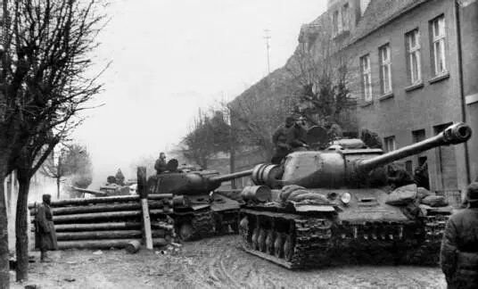 Танки ИС2 на марше 1й Белорусский фронт Восточная Померания март 1945 г - фото 38