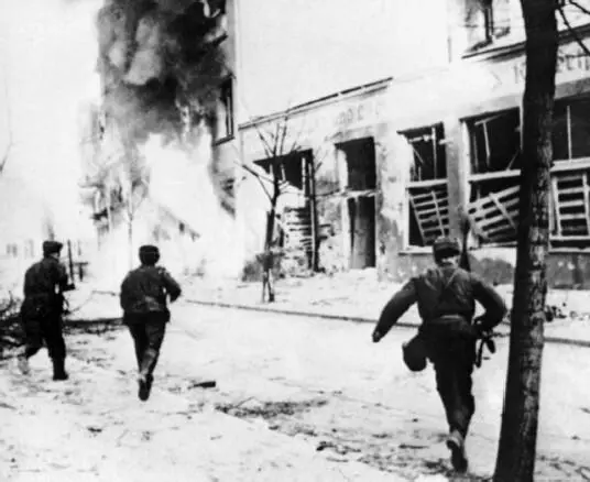 Уличные бои в Гдыне Для 1й гв танковой армии они стали репетицией боев за - фото 48