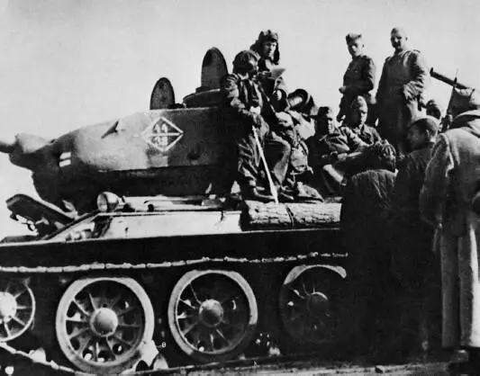 Танк Т3485 с десантом пехоты в районе Данцига В течение пяти дней войсками - фото 52