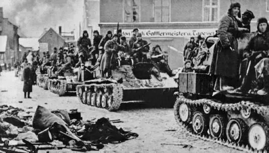 Колонна СУ76 входит на улицы Мюльхаузена До залива ФришГаф остается - фото 66