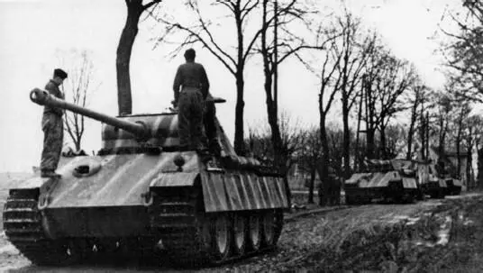 Танки Пантера готовятся к атаке плацдармов Март 1945 г Однако - фото 70