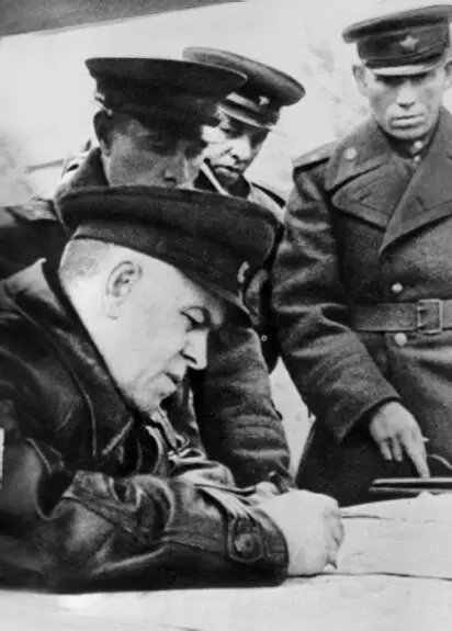 ГК Жуков на командном пункте Март 1945 г На этот раз частная операция - фото 73