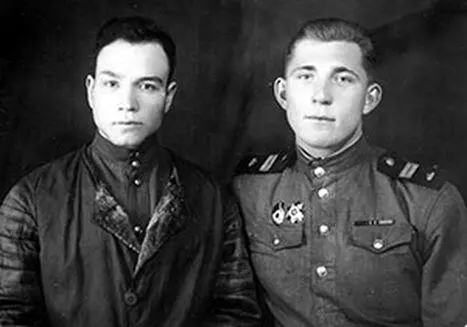 Летчик Купцов и стрелок Борис Владимирович Благовидов Ночевали в какомто - фото 37