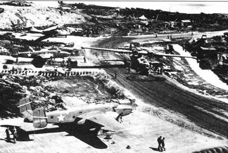 Митчеллы и Каталины на стоянках аэродрома острова Амчитка Лето 1943 г - фото 81