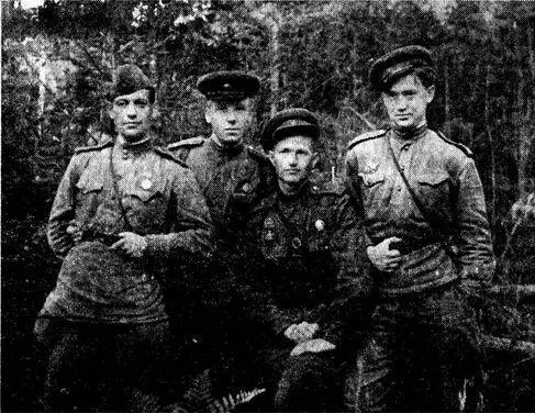 Лето 1943 года Западный фронт под Смоленском Офицерам всем не более - фото 4