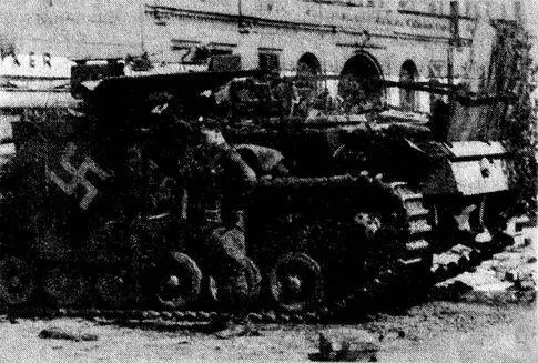 Комсорг полка у подбитого немецкого танка 1944 г Взяв студебеккер и трех - фото 6
