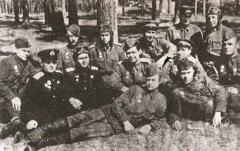 На аэродроме Борки 1943 г С Колей Хромовым мы вместе учились в 1м ЗАП - фото 6