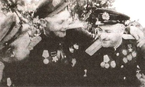 А П Хроленко в центре и Герой Советского Союза Н Г Степанян Вторая - фото 28