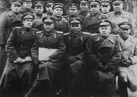 Руководящий состав 2го ТАП ОН 1943 г В первом ряду в центре командир полка - фото 3