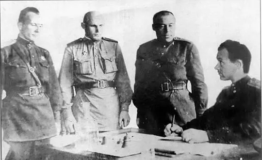 Командир 2го ТАП ОН майор Городилов ЯС ставит боевую задачу 1943 г - фото 6
