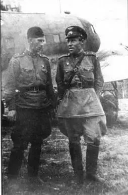 Командир эскадрильи 2го ТАП ОН майор Плеханов и командир корабля старший - фото 7