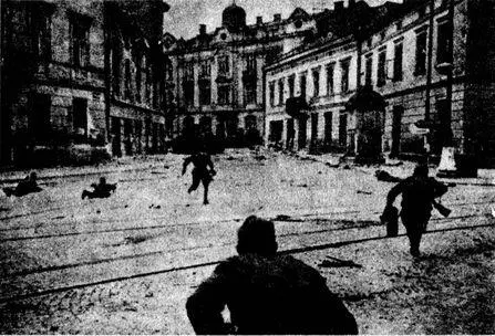 На одной из венских улиц В ходе штурма Вены дальнейшее развитие получила - фото 15