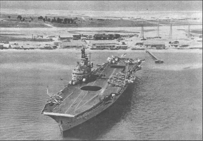 Центавр Викториес на заднем плане авианосец Булварк июль 1961 г - фото 12