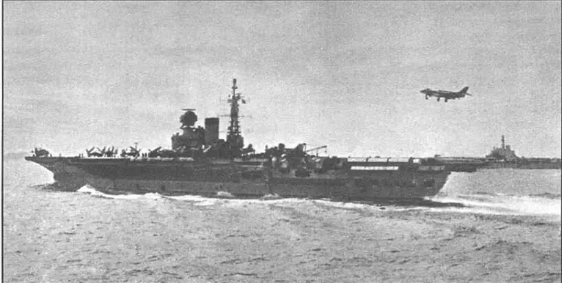 Викториес на заднем плане авианосец Булварк июль 1961 г В начале 60х - фото 13