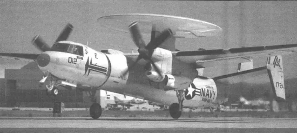 Е2В Хокай из эскадрильи VAW88 Развитие самолетов семейства Е 2 велось в - фото 86