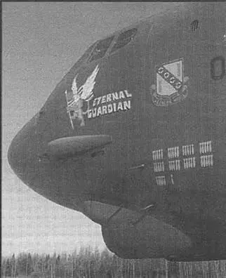 На носу B52G отметки о воздушных ударах во время Бури в пустыне Об - фото 60