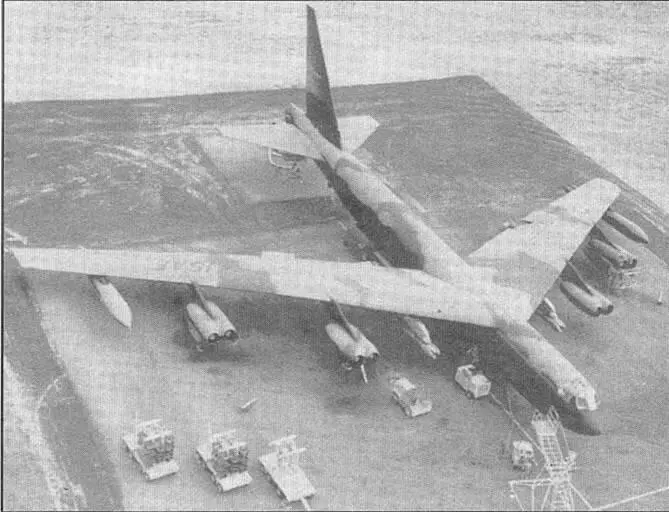 Подготовка B52D к боевому вылету на оГуам Бомбы па специальном адаптере - фото 36