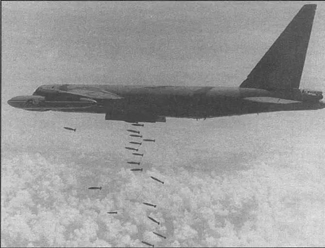 B52D сбрасывает 220кг бомбы на Южный Вьетнам B52D садится на авиабазе - фото 39