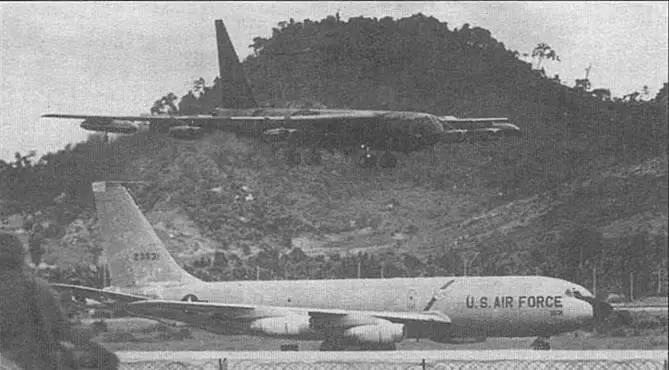 B52D садится на авиабазе УТапао в Таиланде На переднем плане его боевой - фото 40