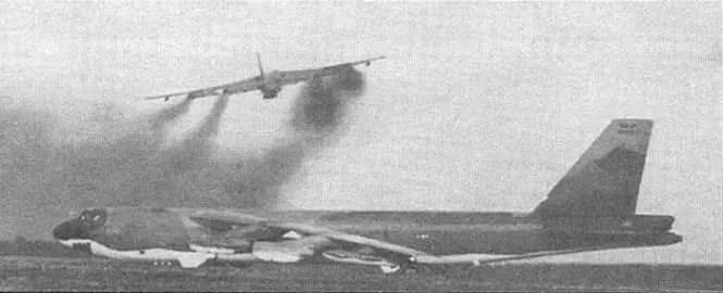 Взлет с о Гуам На переднем плане B52G отличавшейся от B52D атомной - фото 45