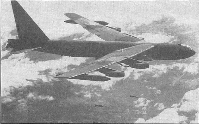B52D сбрасывает бомбы на Вьетнам Хорошо видны бомбы двух разных калибров - фото 46