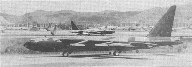 B52D садятся на авиабазе УТапао в Таиланде после боевого вылета Этот - фото 50