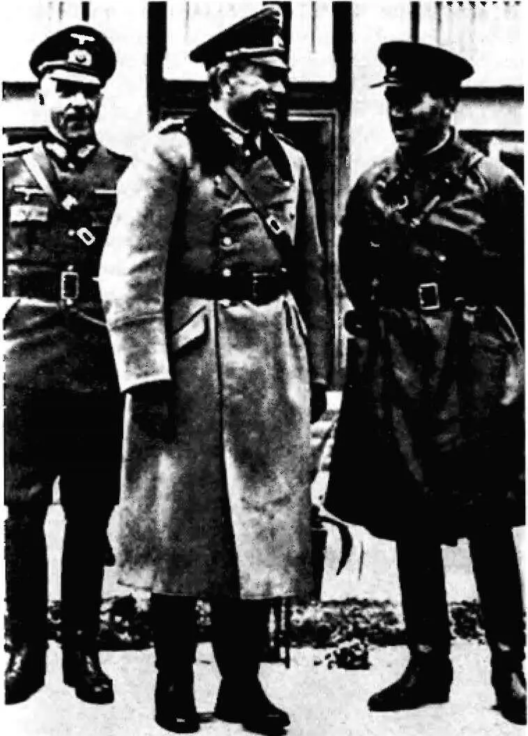 Генерал Г Гудериан и комбриг СМ Кривошеин перед началом совместного парада - фото 66