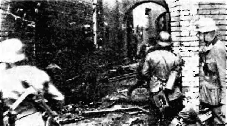 Немецкая штурмовая группа в крепости Июнь 1941 г Какойто глухой протяжный - фото 81