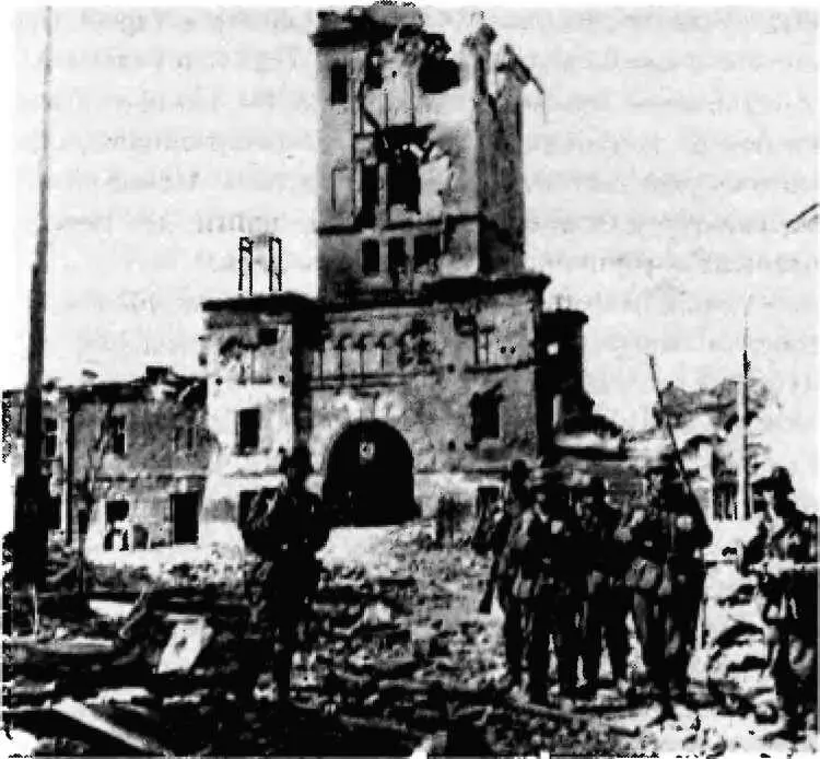 Немецкие солдаты в Цитадели на фоне Тереспольских ворот Лето 1941 г Несмотря - фото 91
