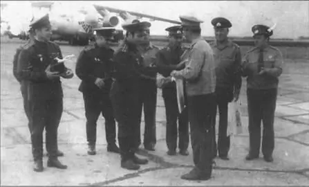 Вручение памятных подарков отличившимся экипажам С 25 февраля по 5 марта 1965 - фото 17