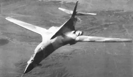 В1 в полете Хорошо виден надфюзеляжный гребень Год 1977 стоп для дальнейшей - фото 40