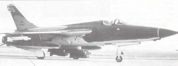 Для самообороны F105D иногда несли ракеты воздухвоздухСайдуиндер Тад - фото 72