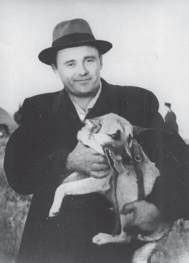 Сергей Павлович Королёв с подопытной собакой Капустин Яр 1951 год Как и - фото 43