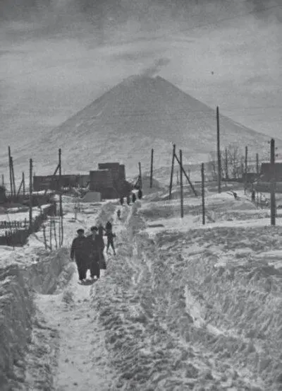 НИП7 в поселке Ключи полигон Кура Камчатка Летом 1957 года по стране - фото 89