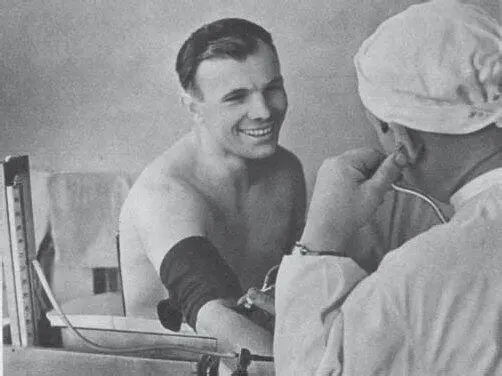 Юрий Гагарин проходит медицинский осмотр Осенью 1959 года их начали группами - фото 143