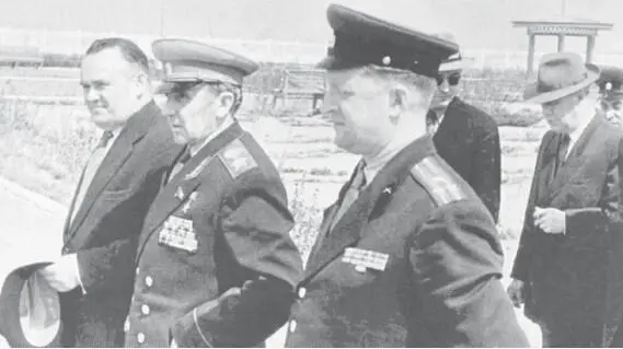 С П Королёв К С Москаленко А Г Захаров К Н Руднев на стартовой - фото 173